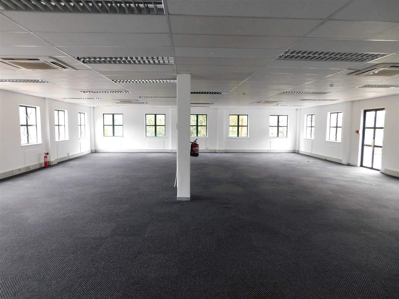 1049  m² Commercial space in Hyde Park photo number 3