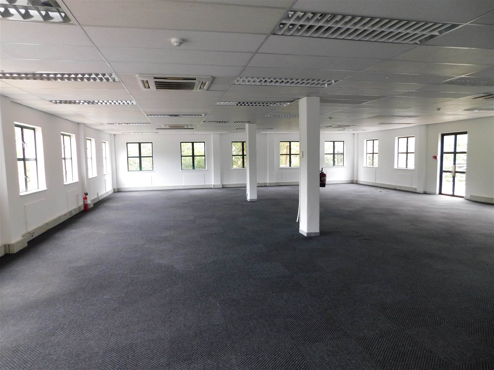 1049  m² Commercial space in Hyde Park photo number 4