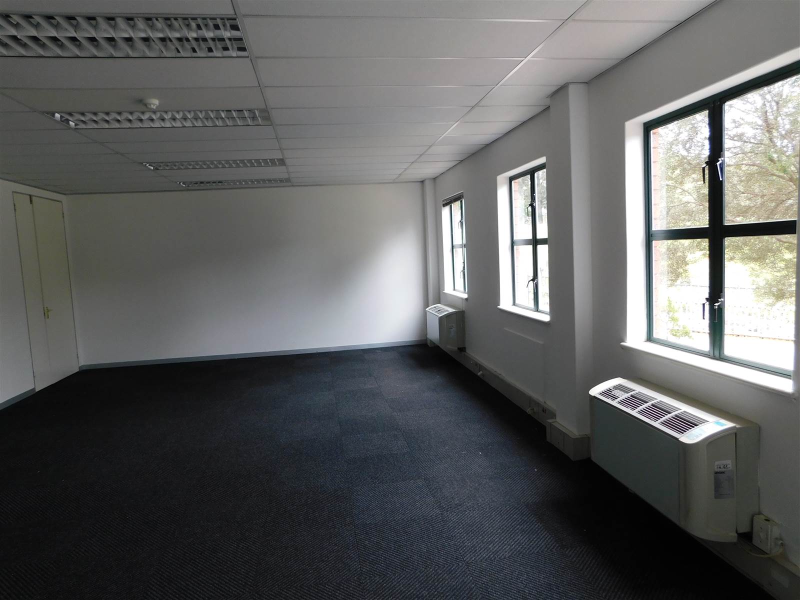 1049  m² Commercial space in Hyde Park photo number 9