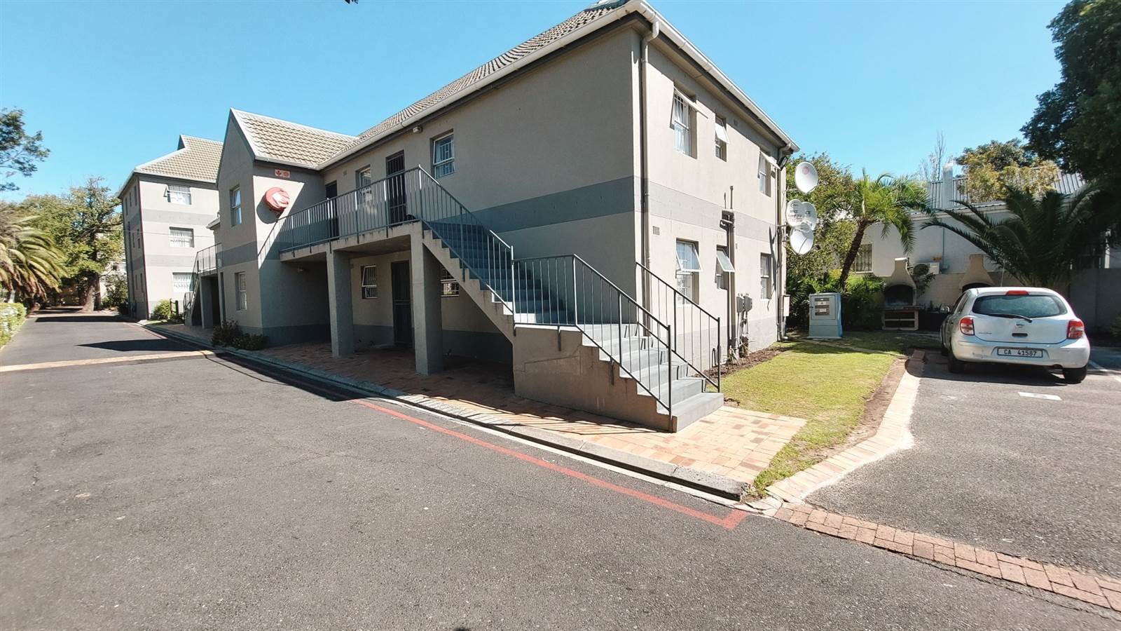 2 Bed Apartment in Durbanville photo number 2