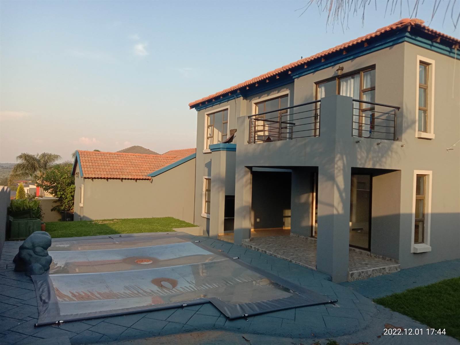 4 Bed Townhouse in Ruimsig photo number 2