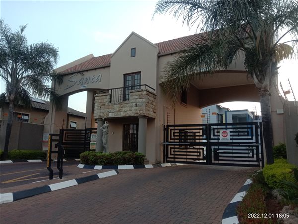 4 Bed Townhouse in Ruimsig