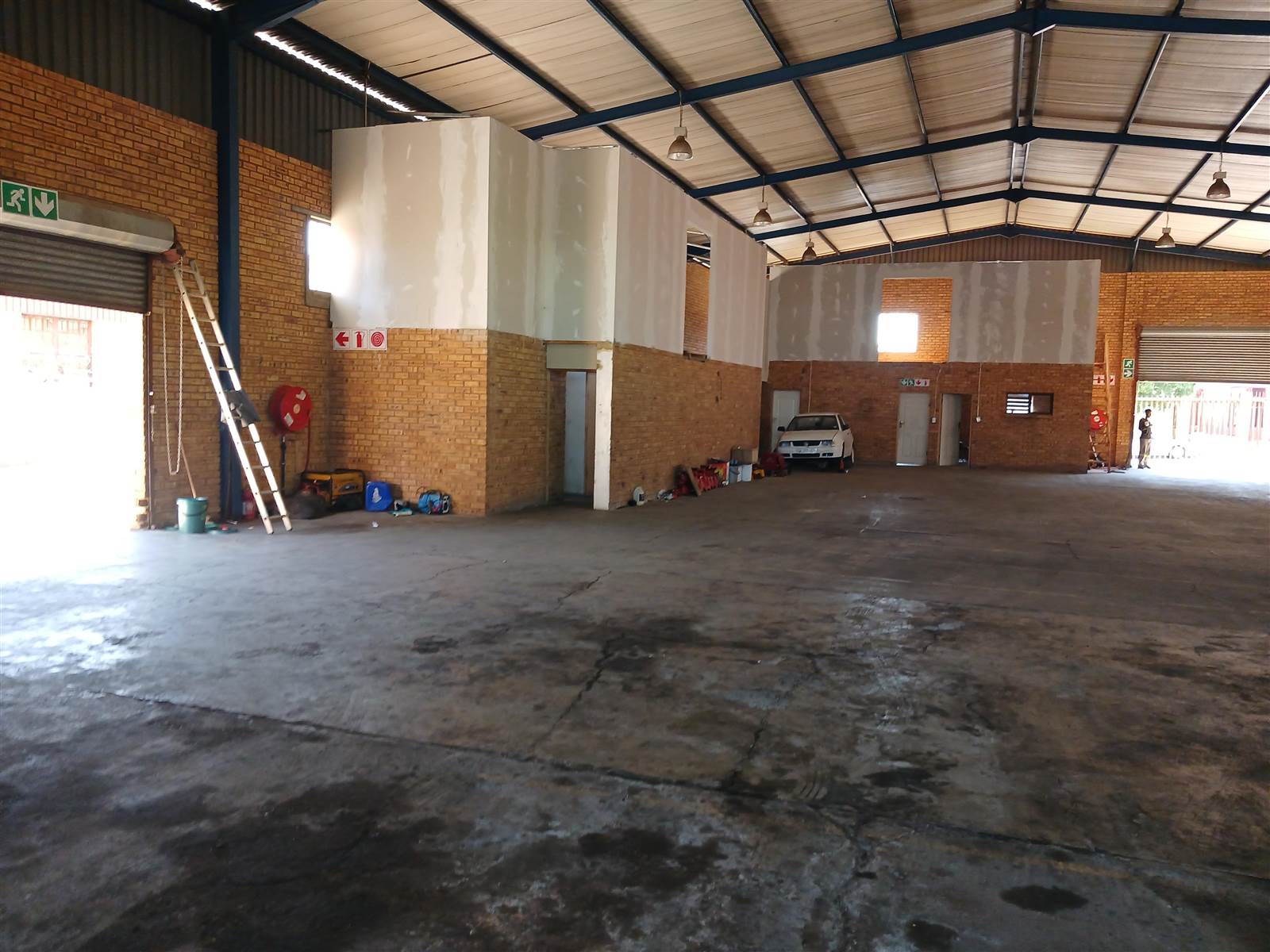 750  m² Industrial space in Amalgam photo number 3