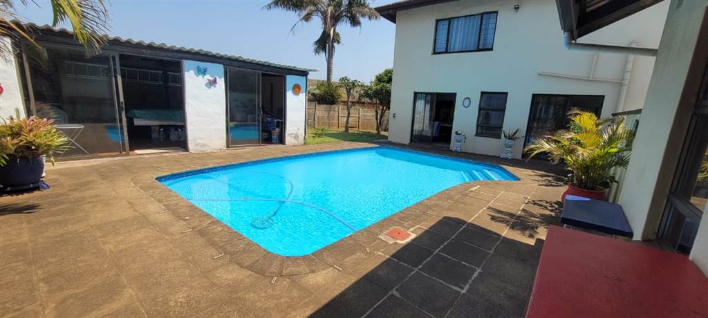4 Bed House in Illovo Beach photo number 16