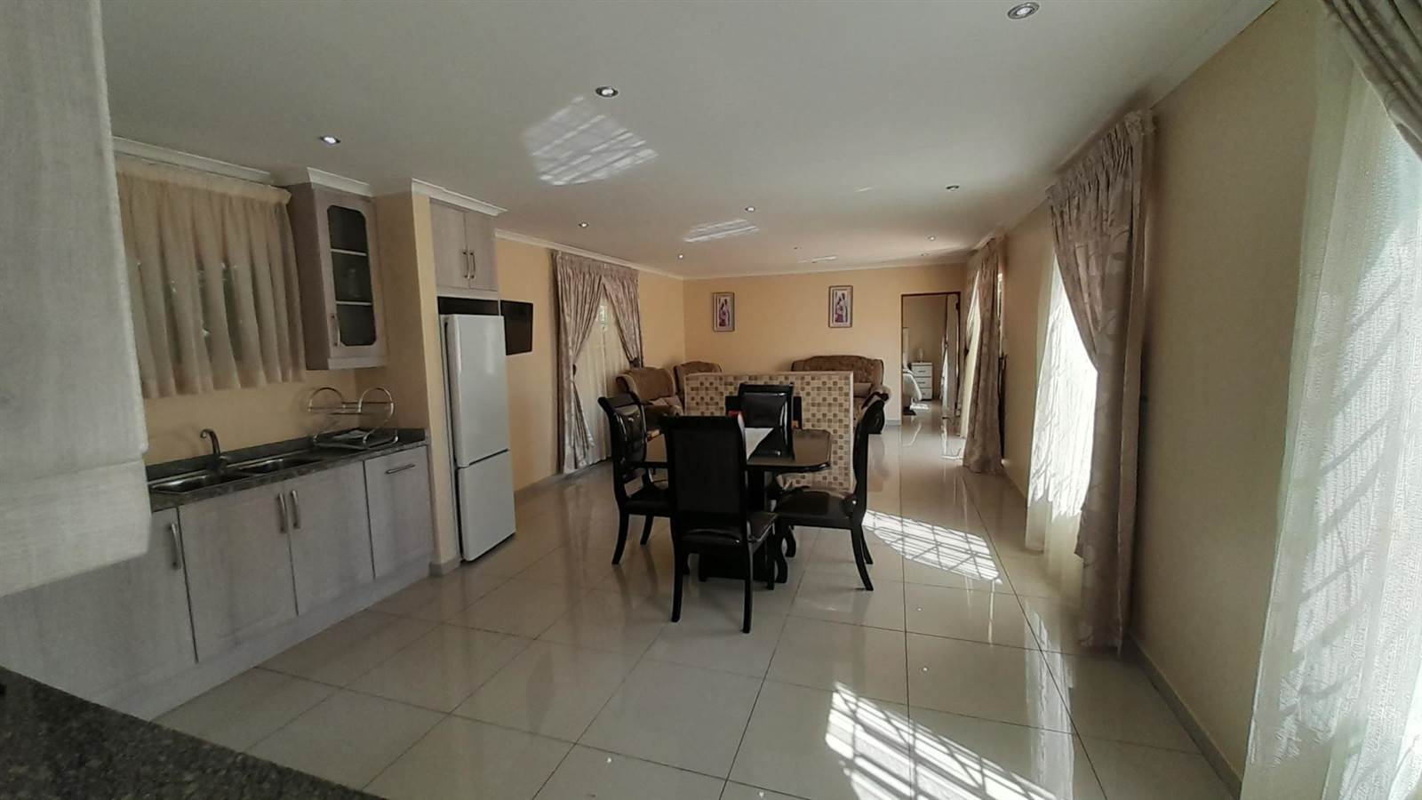 2 Bed Apartment in Parktown photo number 16
