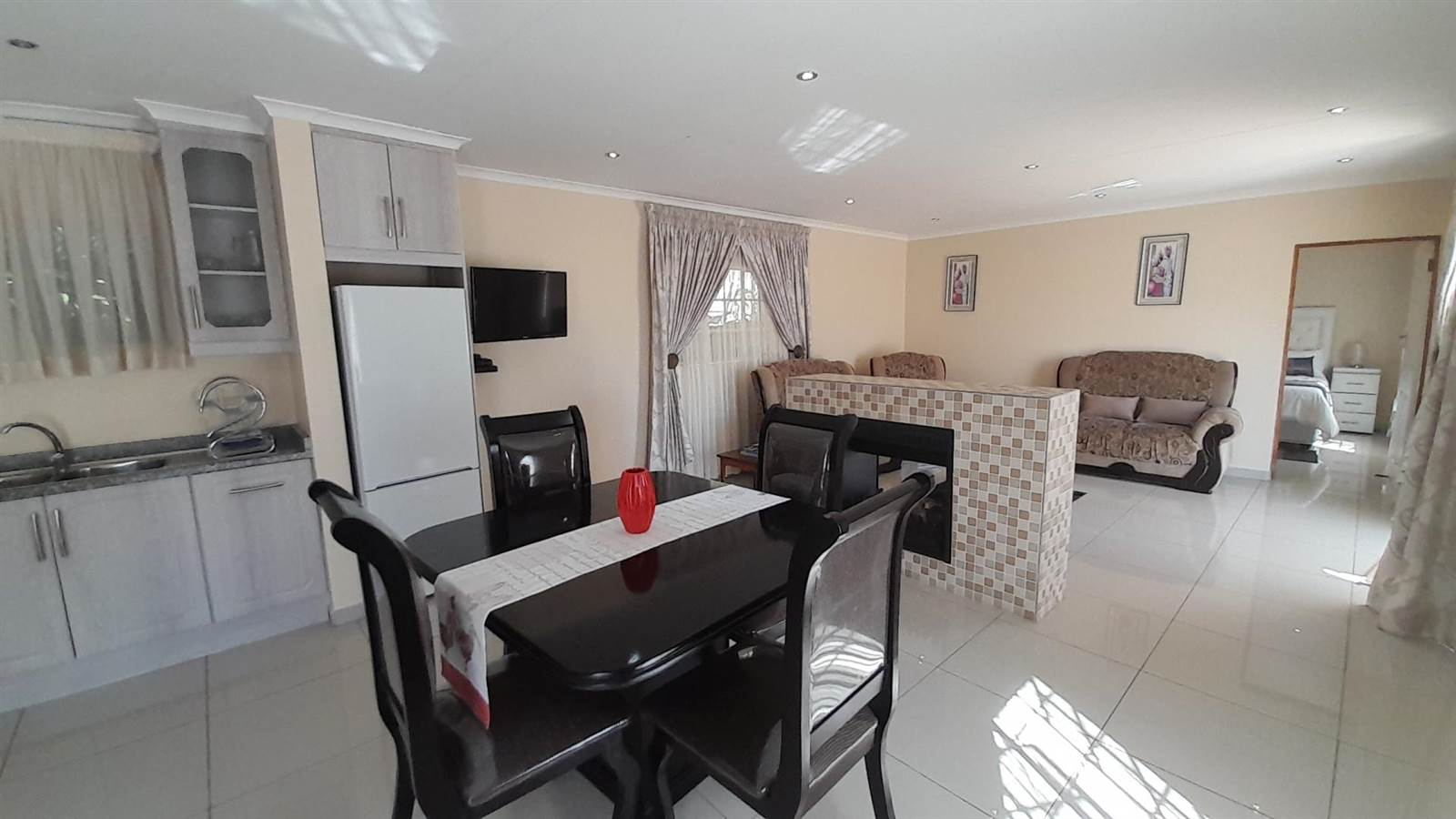 2 Bed Apartment in Parktown photo number 13