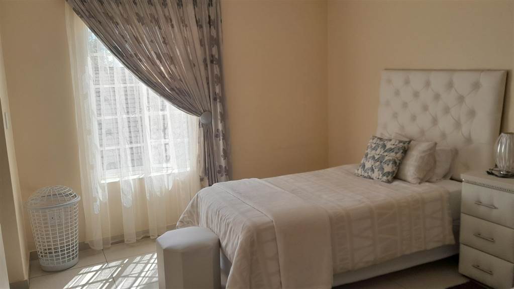 2 Bed Apartment in Parktown photo number 25