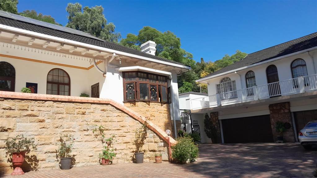 2 Bed Apartment in Parktown photo number 1