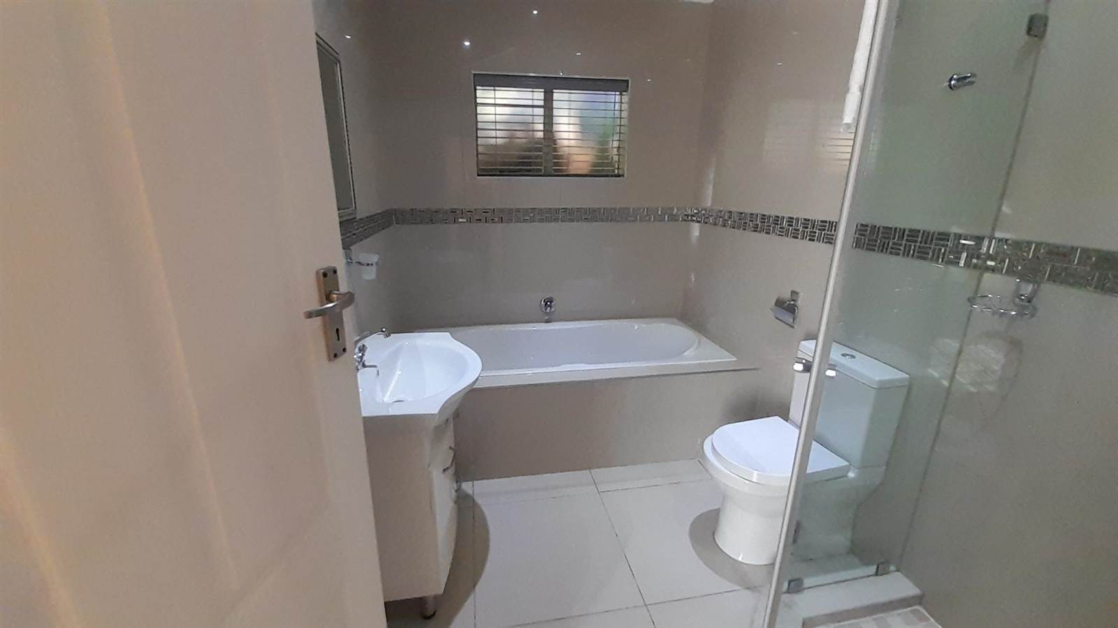 2 Bed Apartment in Parktown photo number 20
