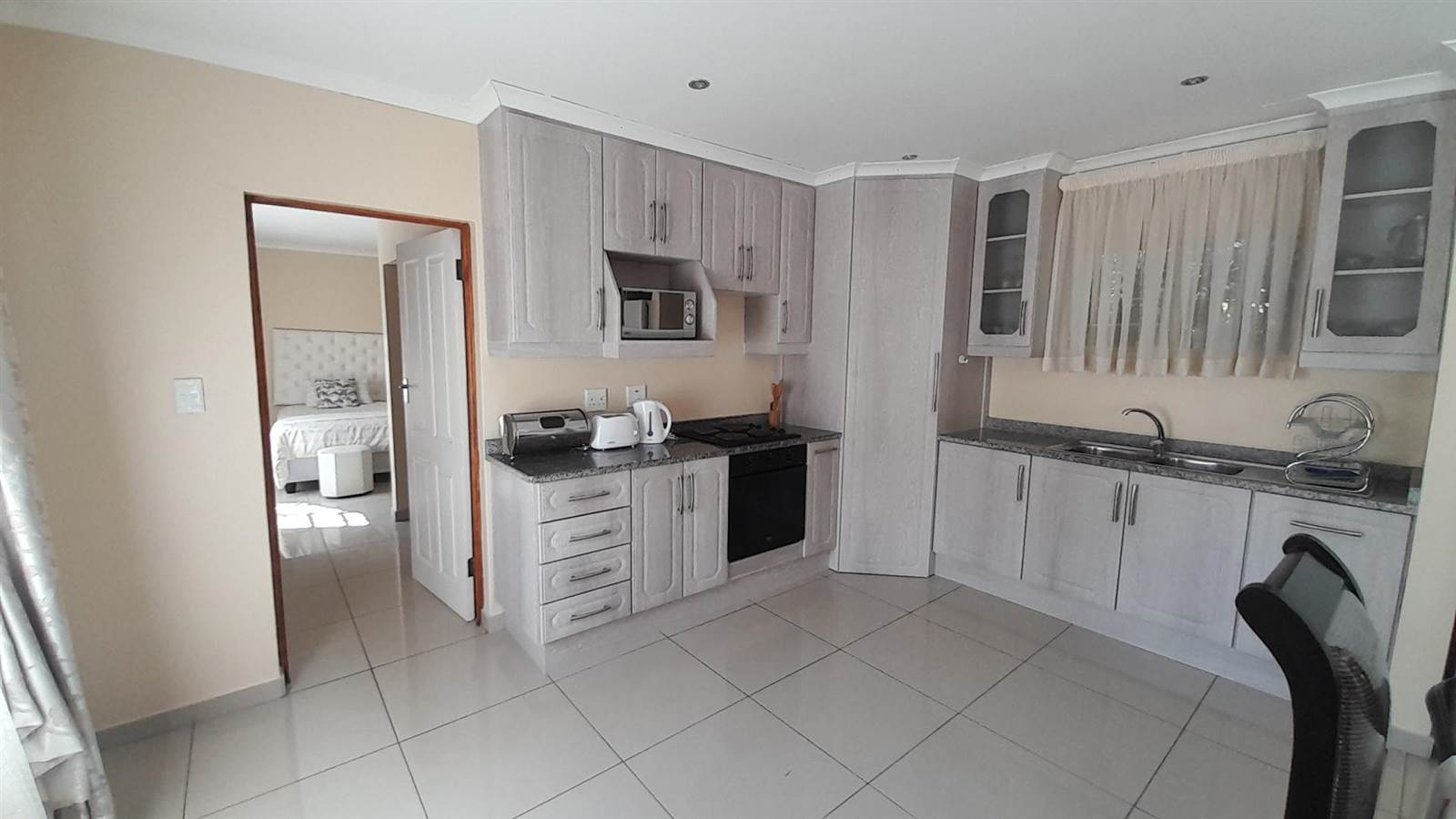 2 Bed Apartment in Parktown photo number 11