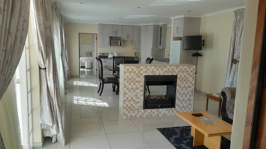 2 Bed Apartment in Parktown photo number 9