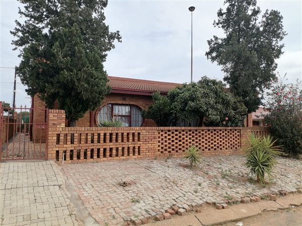 5 Bed House in Lethlabile