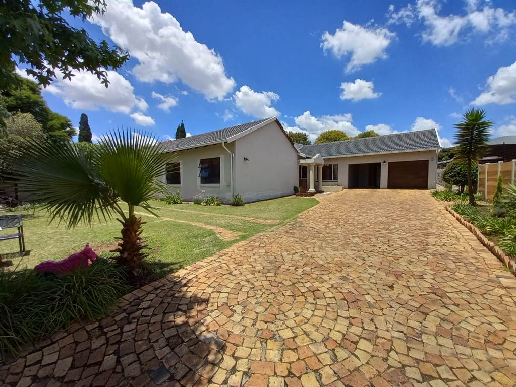 4 Bed House in Glen Marais photo number 30