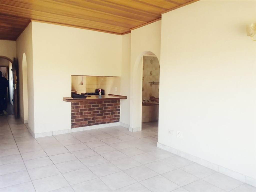 2 Bed Apartment in Cresta photo number 6