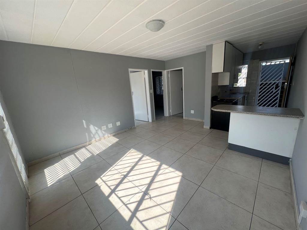 2 Bed Townhouse in Glen Marais photo number 6