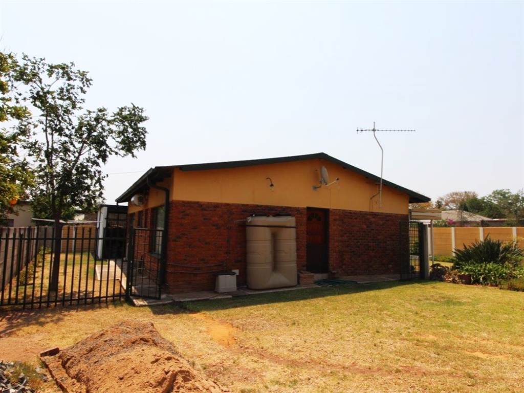 2 Bed House in Modimolle photo number 9