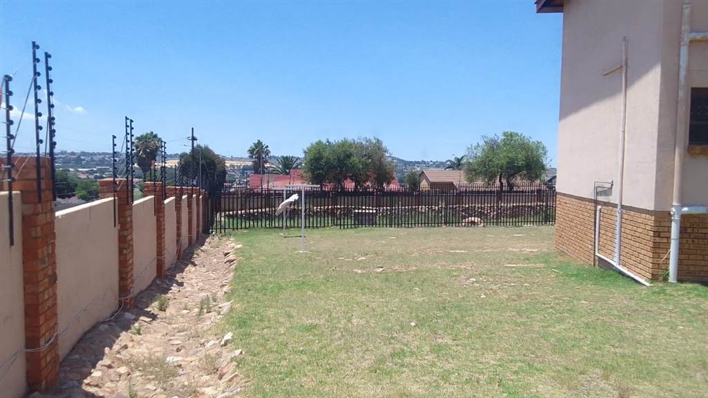 2 Bed Townhouse in Grobler Park photo number 4
