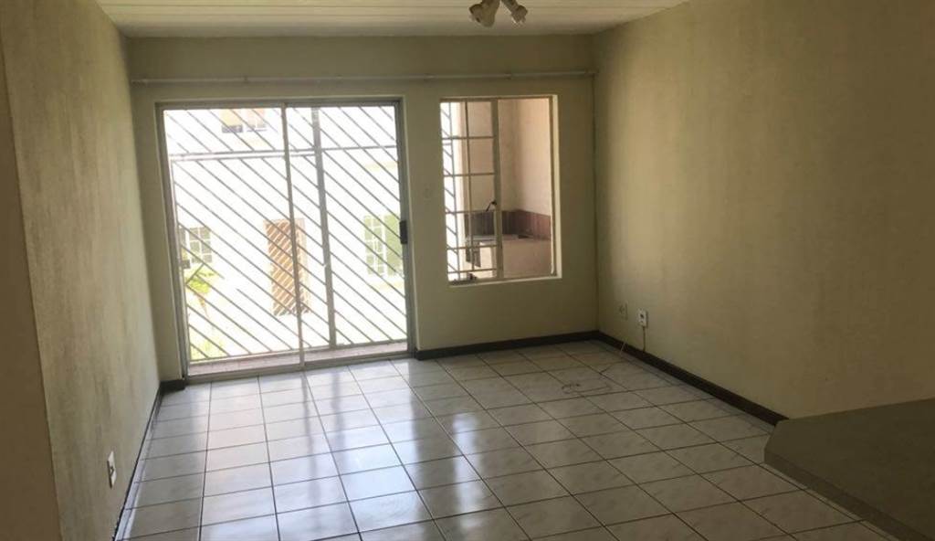 2 Bed Townhouse in Garsfontein photo number 9