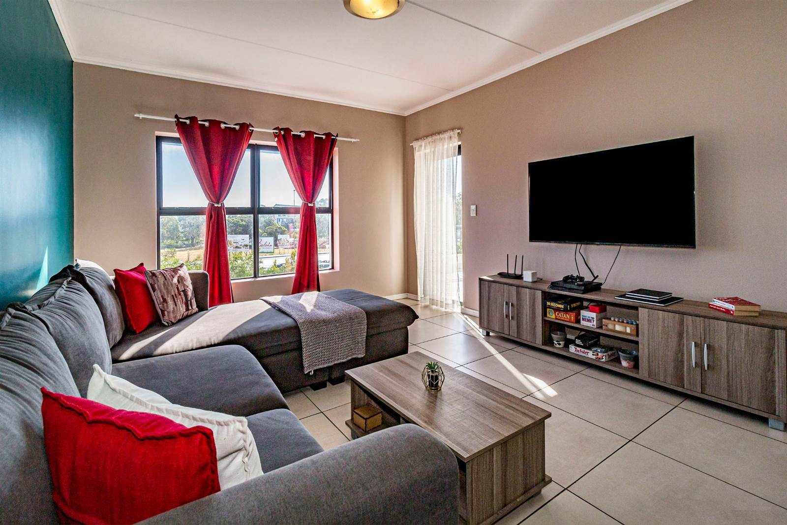 2 Bed Apartment in Somerset West Central photo number 1