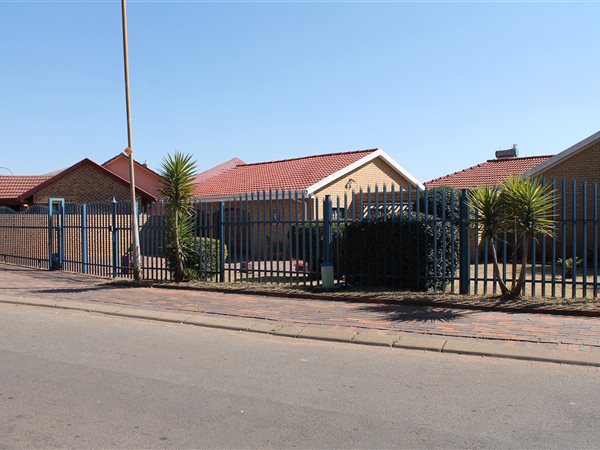 4 Bed House in Lenasia Central