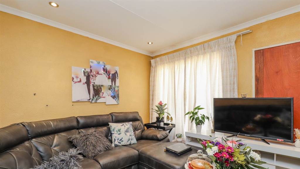 2 Bed Townhouse in Kew photo number 5