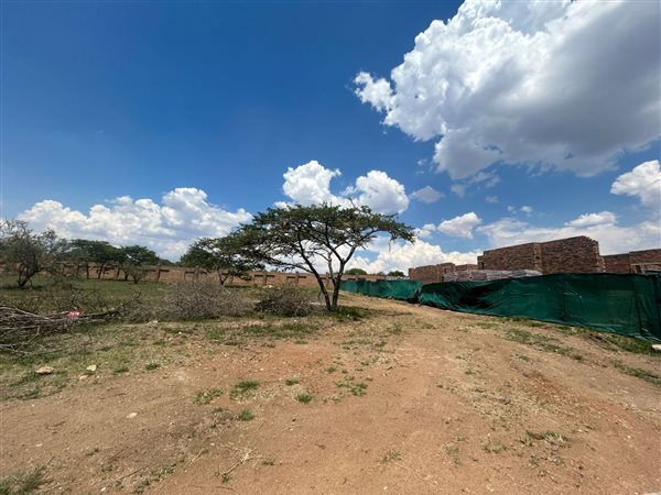 989 m² Land available in Bendor