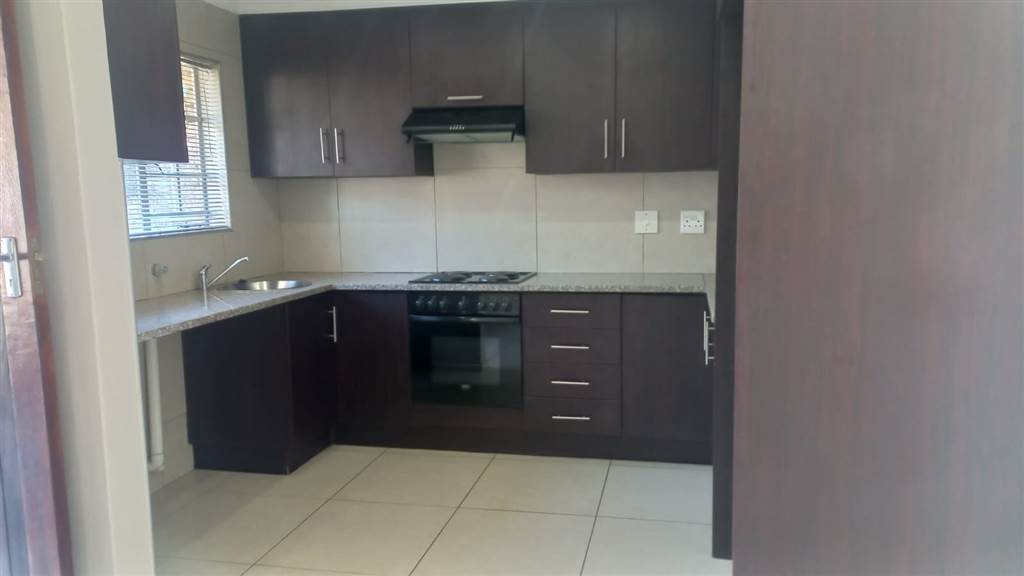 2 Bed Townhouse in Wapadrand photo number 6