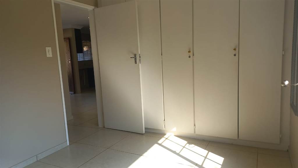 2 Bed Townhouse in Wapadrand photo number 14