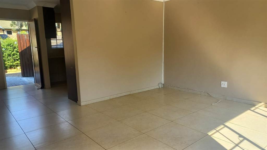 2 Bed Townhouse in Wapadrand photo number 8