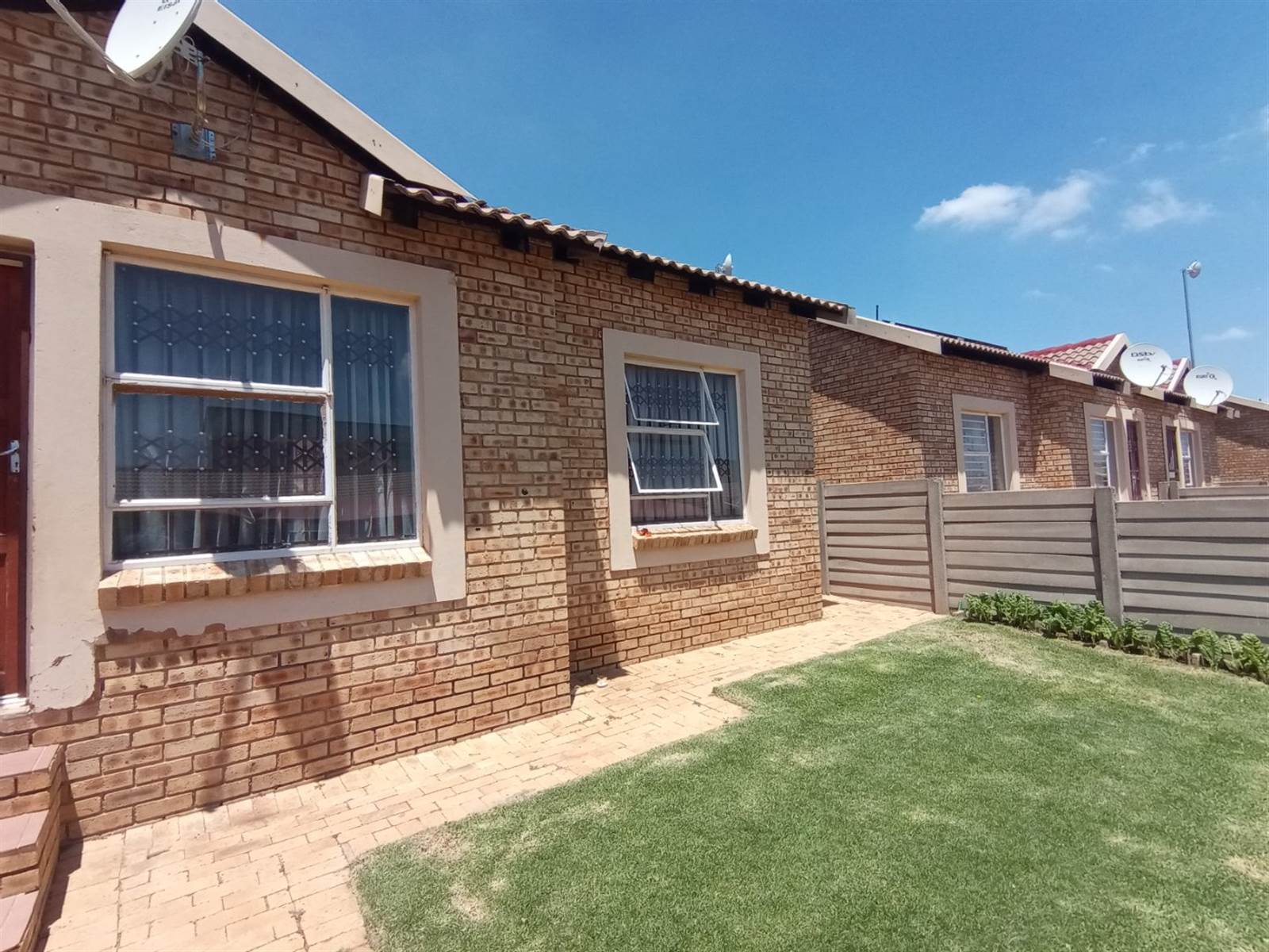 2 Bed Townhouse in Olievenhoutbosch photo number 17