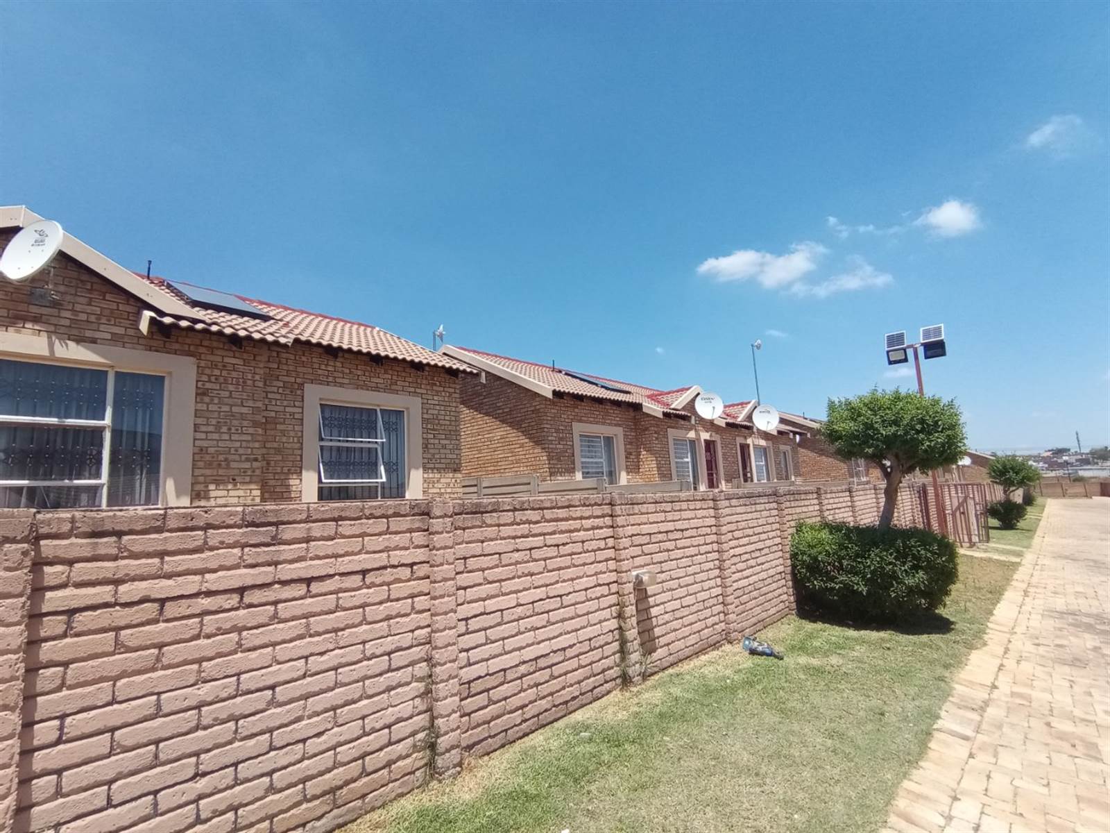 2 Bed Townhouse in Olievenhoutbosch photo number 18