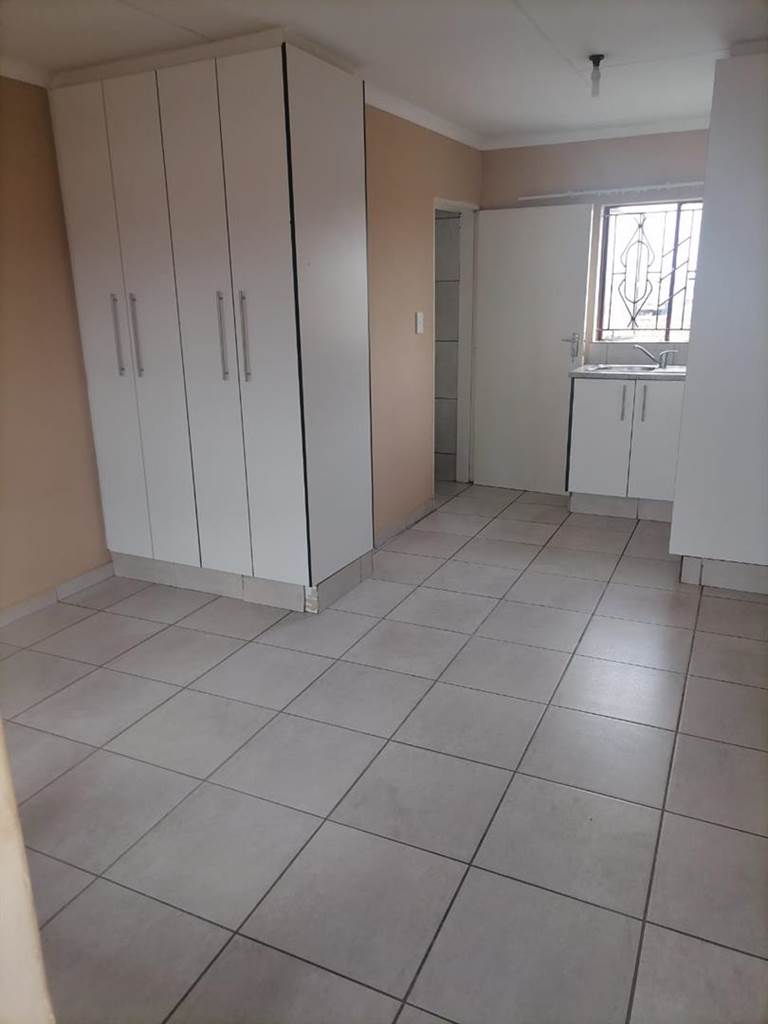 7 Bed House in Olievenhoutbosch photo number 3