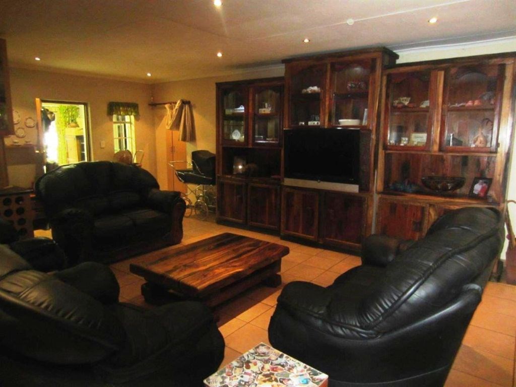 5 Bed House in Protea Park photo number 2