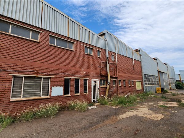 575  m² Industrial space in Rosslyn