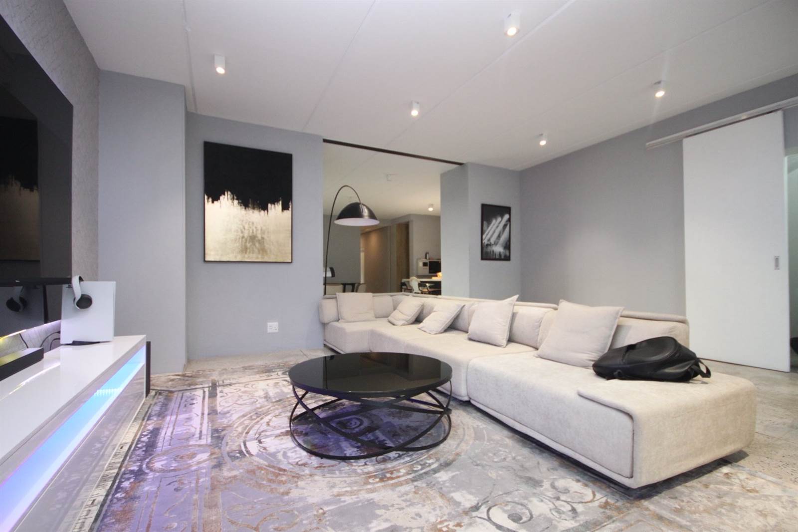 3 Bed Apartment in Rondebosch East photo number 2