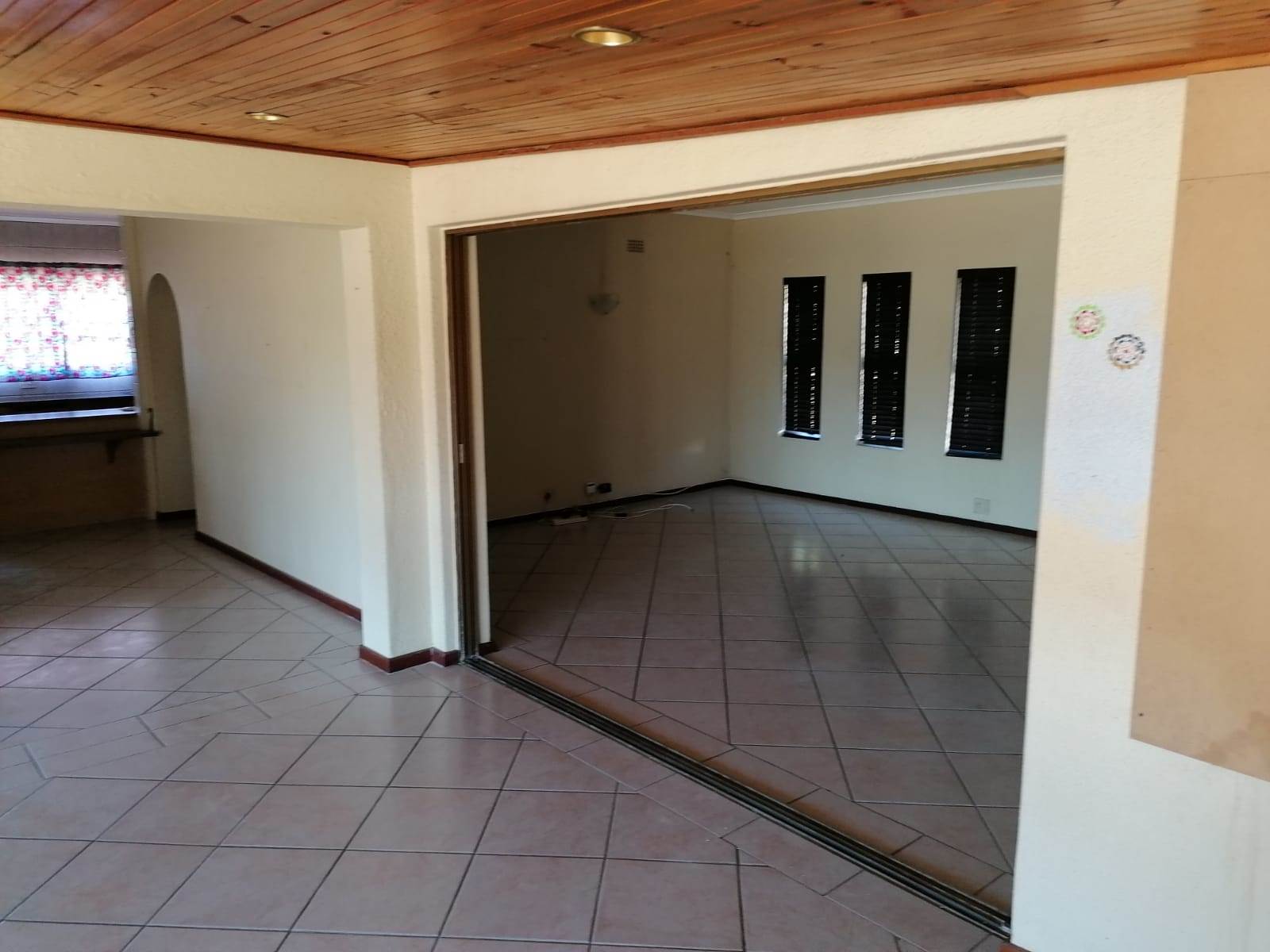 5 Bed House in Northern Paarl photo number 4