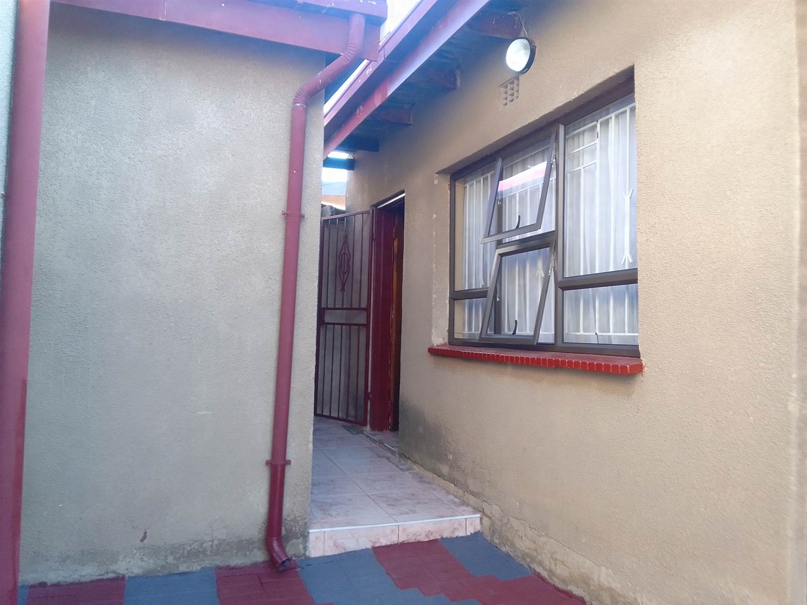 1 Bed Apartment in Diepkloof photo number 1