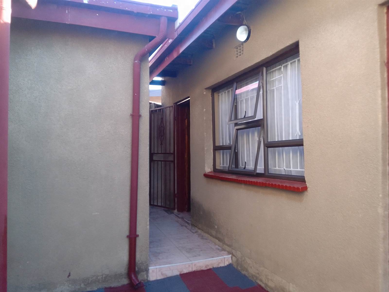 1 Bed Apartment in Diepkloof photo number 2