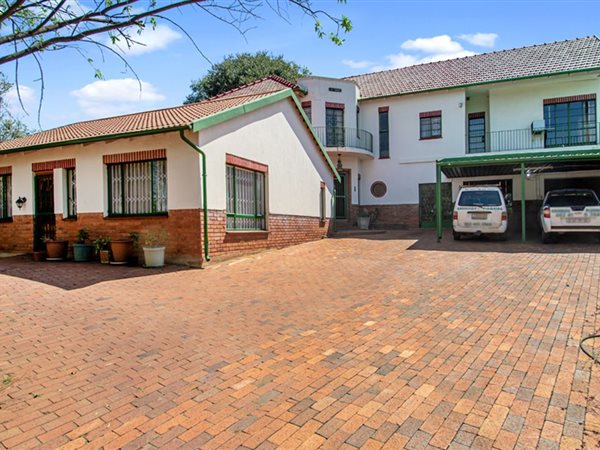 5 Bed House in Greenside