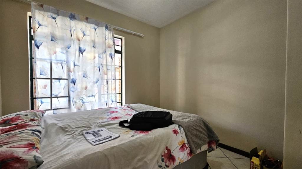 2 Bed Apartment in Mooikloof Ridge photo number 7