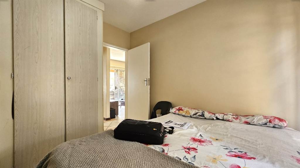 2 Bed Apartment in Mooikloof Ridge photo number 6