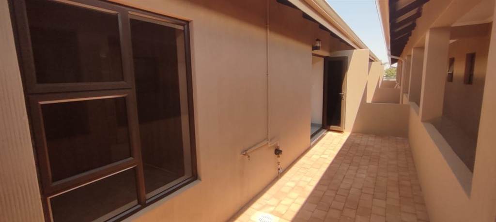 2 Bed Apartment in Wilkoppies photo number 13