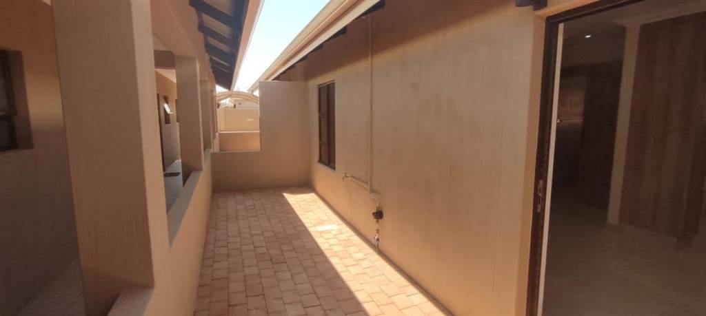 2 Bed Apartment in Wilkoppies photo number 12