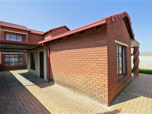 4 Bed House in Whitney Gardens