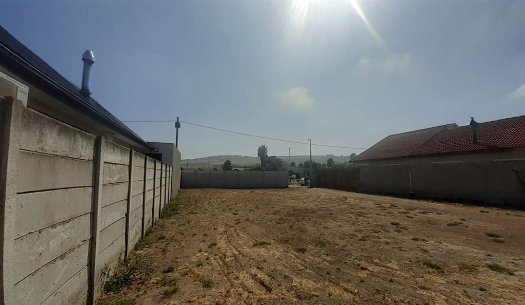 495 m² Land available in Croydon photo number 1