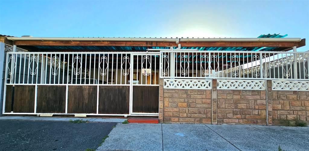 3 Bed House in Mitchells Plain photo number 1