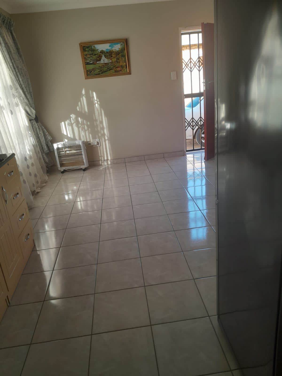 2 Bed House in Daveyton photo number 5