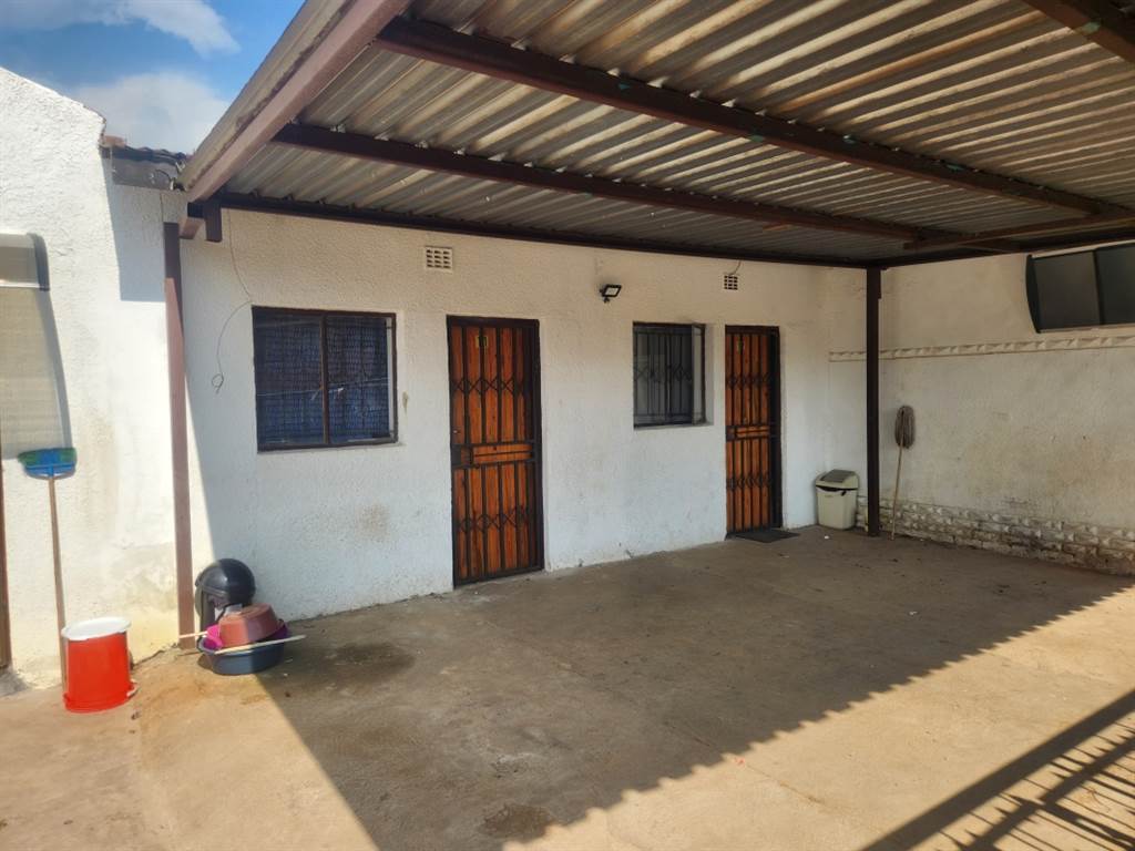 12 Bed House in Tembisa photo number 8