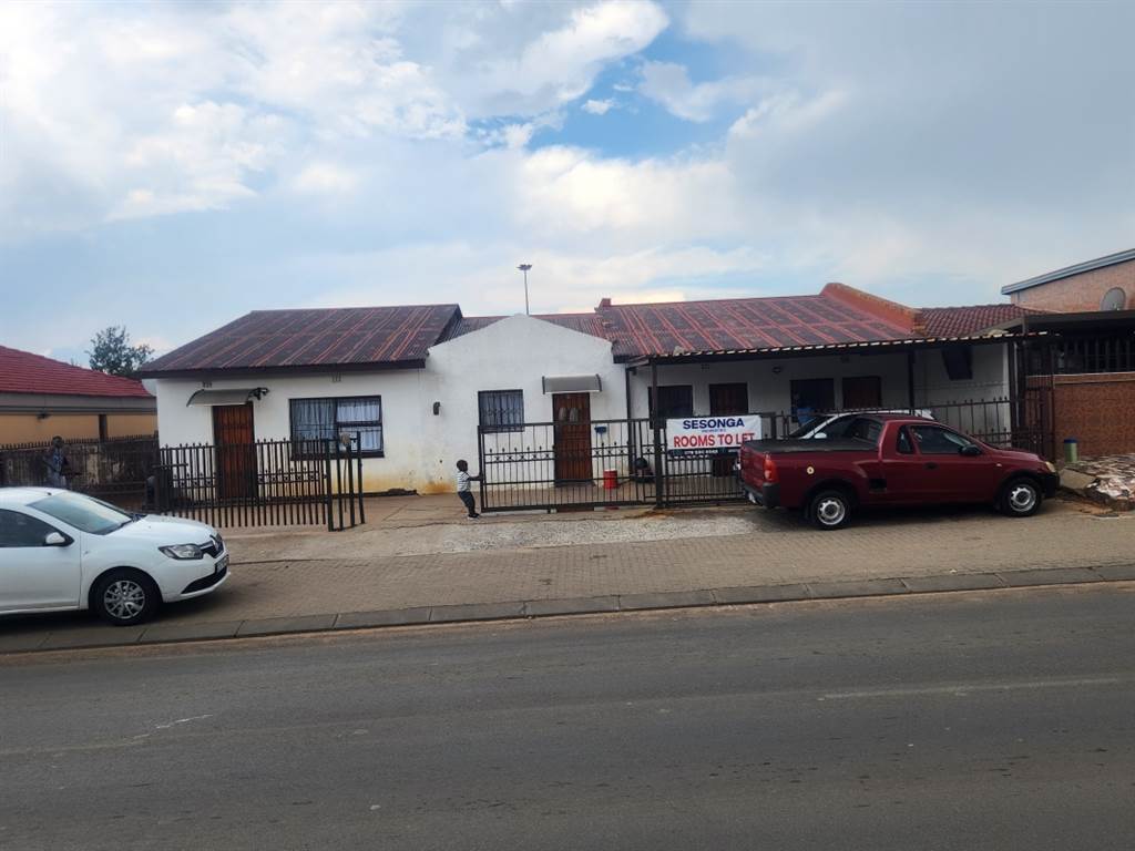 12 Bed House in Tembisa photo number 27