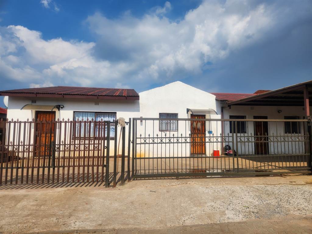 12 Bed House in Tembisa photo number 10